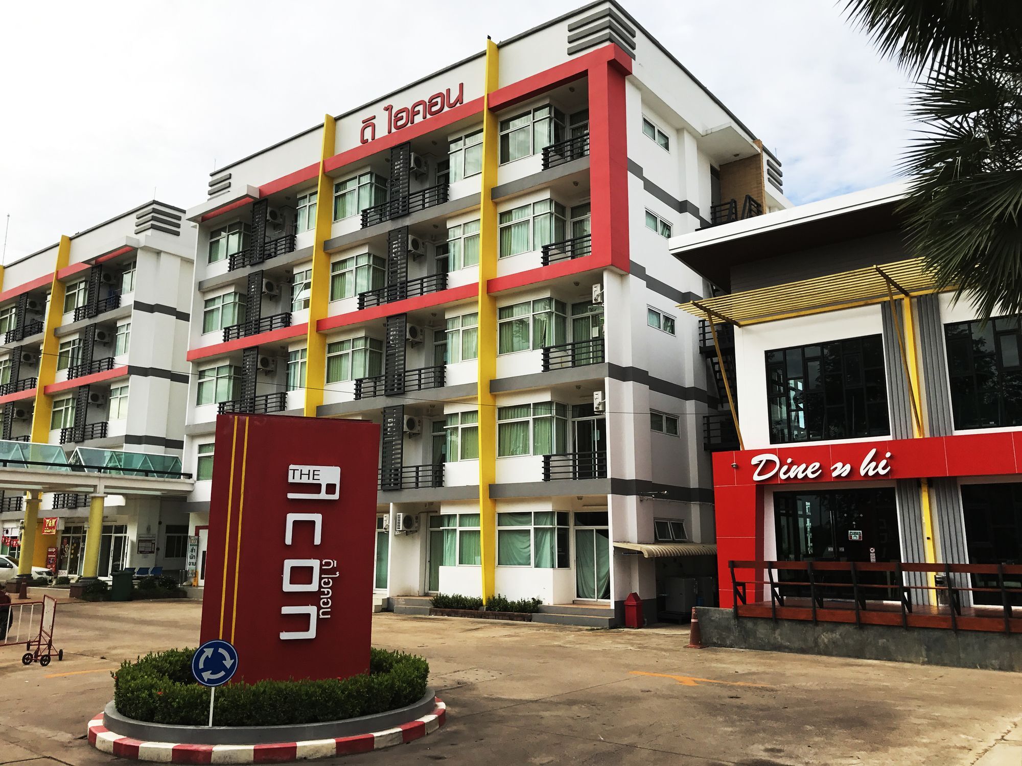The Icon Service Apartment Si Maha Phot Exterior photo
